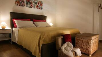 2 Schlafzimmer, Schreibtisch, Bügeleisen/Bügelbrett, Reisekinderbett