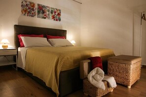 2 Schlafzimmer, Schreibtisch, Bügeleisen/Bügelbrett, Reisekinderbett