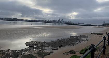 2. bed Modern Apartment, Wallasey, Liverpool. Sleeps 4