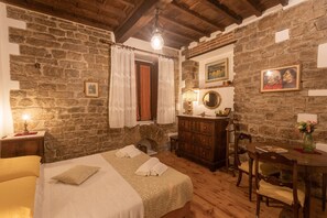 2 habitaciones, tabla de planchar con plancha, wifi y ropa de cama