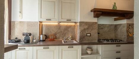 Frigorifero, microonde, forno, piano cottura