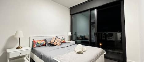 2 slaapkamers, een bureau, een strijkplank/strijkijzer, wifi