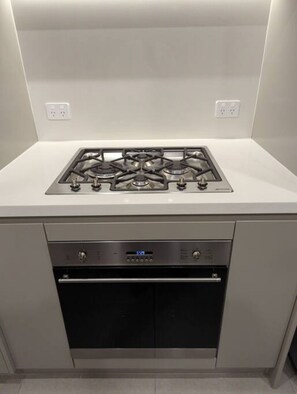 Fridge, microwave, stovetop, dishwasher