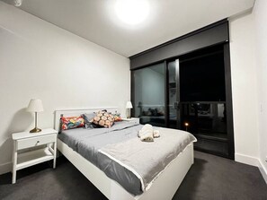 2 habitaciones, escritorio, tabla de planchar con plancha y wifi 