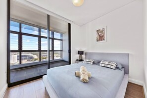 2 bedrooms, iron/ironing board, WiFi, bed sheets - Modern 2BR Haven High Level & Stadium Views (Sydney Olympic Park)