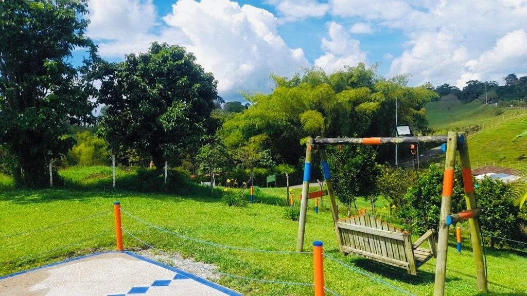 Ein Spielplatz mit einer Holzwentil und einem umzäunten Bereich.