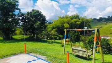 Ein Spielplatz mit einer Holzwentil und einem umzäunten Bereich.