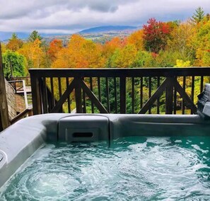 Outdoor spa tub - Lower Birdhouse, Stowe: A/C, fire pit GREAT VIEWS! (Stowe)
