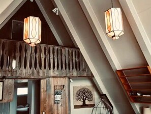 Interior - Lower Birdhouse, Stowe: A/C, fire pit GREAT VIEWS! (Stowe)