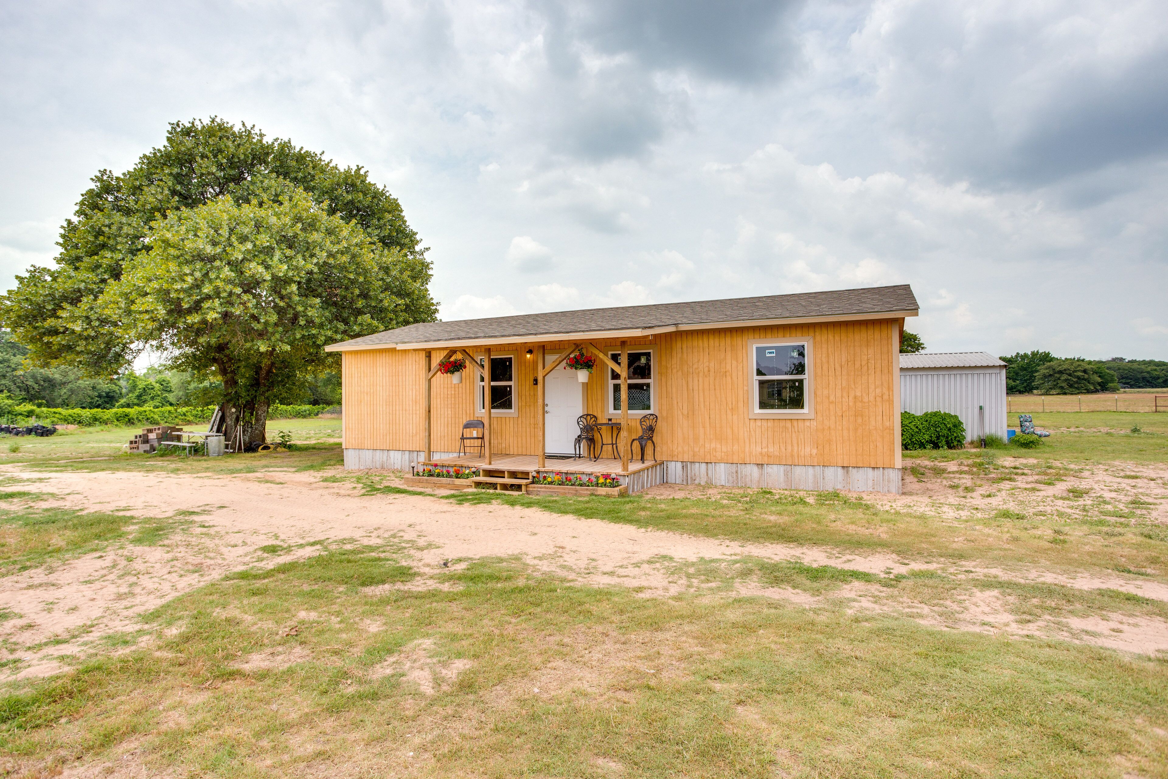 Thackerville Getaway w/ Porch - Near WinStar!