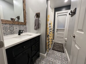 Combined shower/bathtub, hair dryer, towels - Coastal Palm Harbor Private Home w/ Pool near downtown, beaches & more (Palm Harbor)