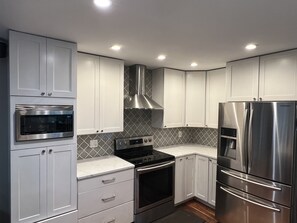 Refrigerador, microondas, horno y parrilla de estufa 