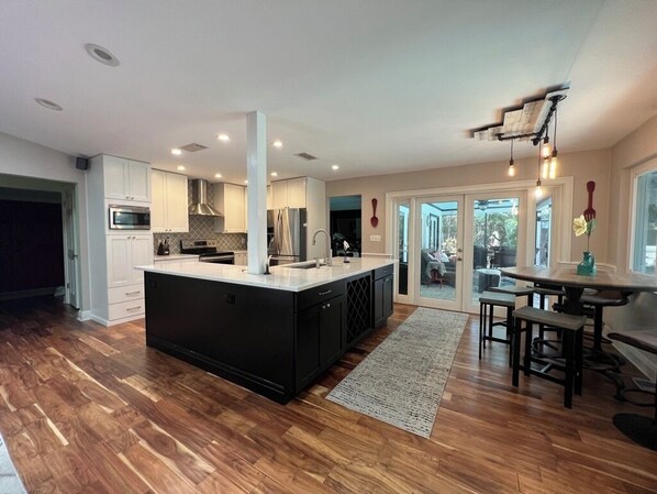 Refrigerador, microondas, horno y parrilla de estufa 