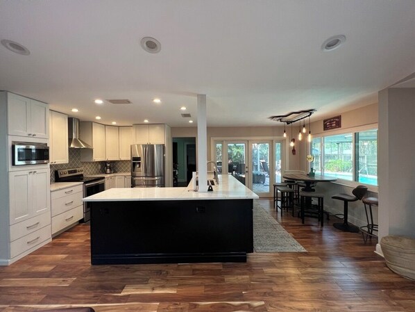 Refrigerador, microondas, horno y parrilla de estufa 