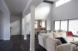 TV connectée, cheminée, chaîne hi-fi, écrans d'ordinateur