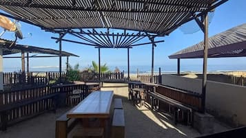 Club-mökki, useita sänkyjä, terassi, merinäköala | Terassi/patio