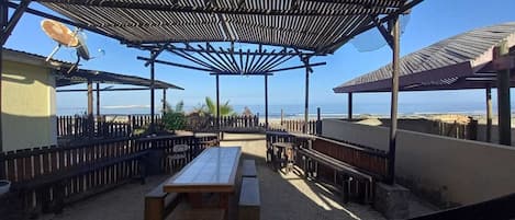 Cabana club, várias camas, terraço, vista para o mar | Terraço/pátio