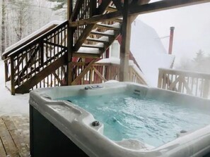 Outdoor spa tub - The Birdhouses in Stowe VT : Amazing Views!!! (Stowe)