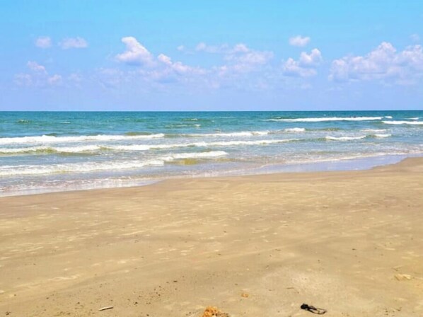 Playa en los alrededores y toallas de playa 