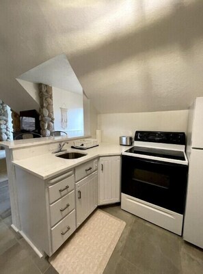 Fridge, microwave, oven, stovetop - Adorable spacious studio suite. (Pleasant Grove)