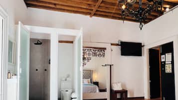 普通開放式套房, 1 張特大雙人床, 山景 | 浴室 | 免費盥洗用品、毛巾