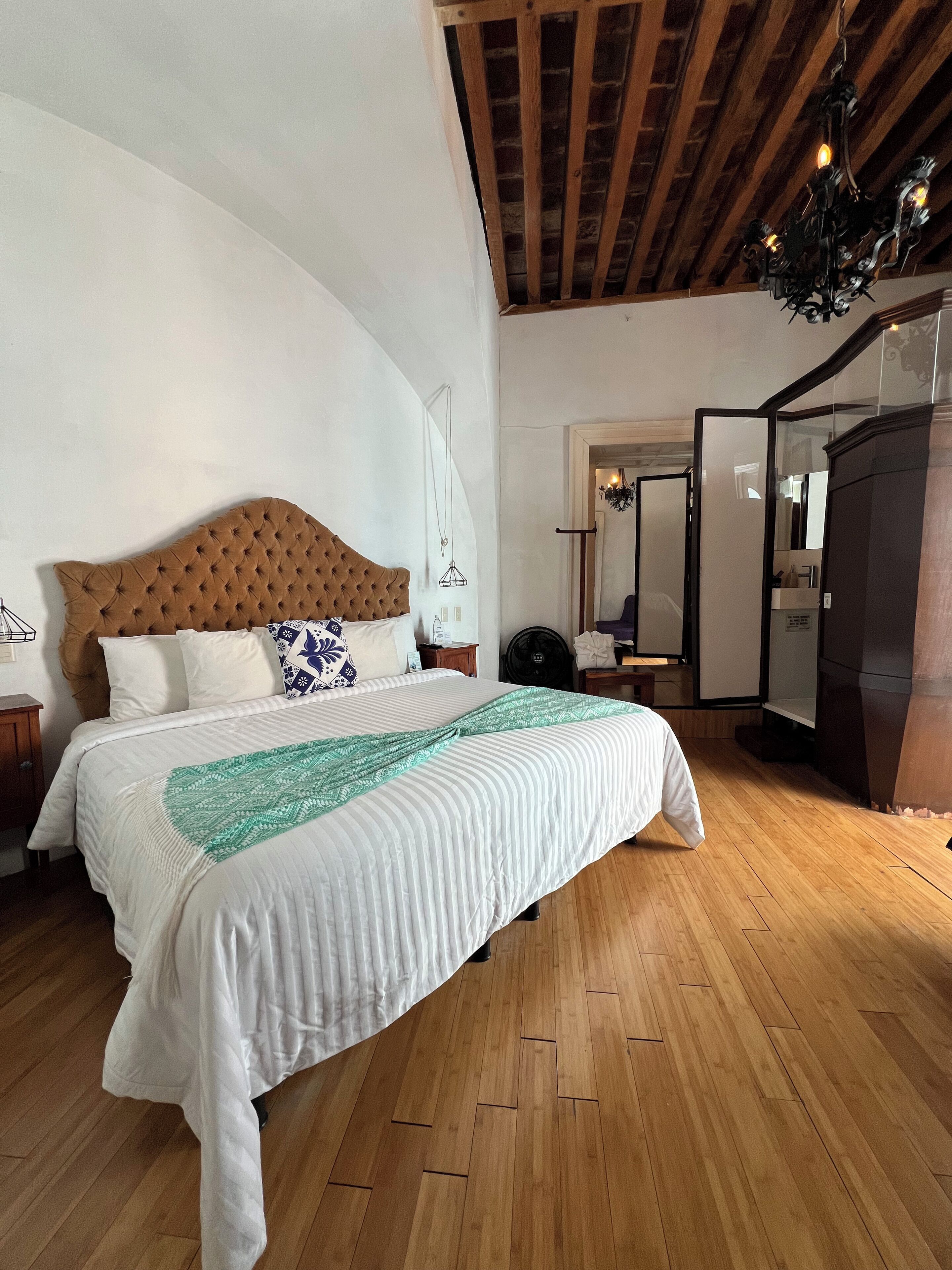 Klassieke studio suite, 1 kingsize bed, balkon, uitzicht op stad | Kameruitzicht