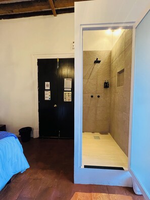 Suíte estúdio clássica, 1 cama King | Banheiro | Produtos de toalete grátis, toalhas de banho