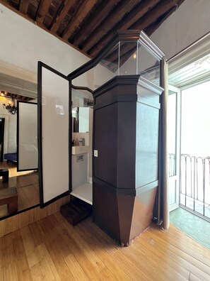 Suite estudio clásica, 1 cama King size, balcón, vista a la ciudad | Baño | Regadera, amenidades de baño gratuitas, toallas, jabón