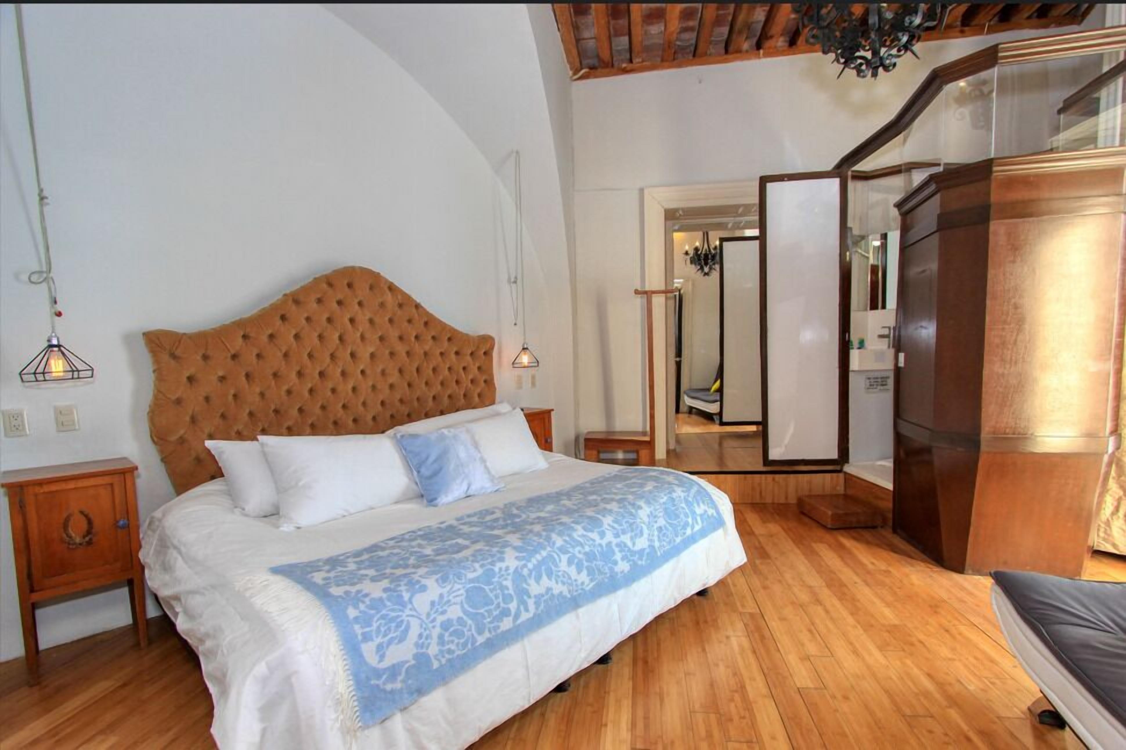 ห้องคลาสสิกสตูดิโอสวีท, เตียงคิงไซส์ 1 เตียง, ระเบียง, วิวเมือง | Wi-Fi ฟรี, ผ้าปูที่นอน