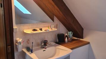 Chuveiro, secador de cabelo, toalhas de banho, sabonete