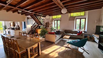 Smart TV, chimenea, videojuegos, mesa de ping pong