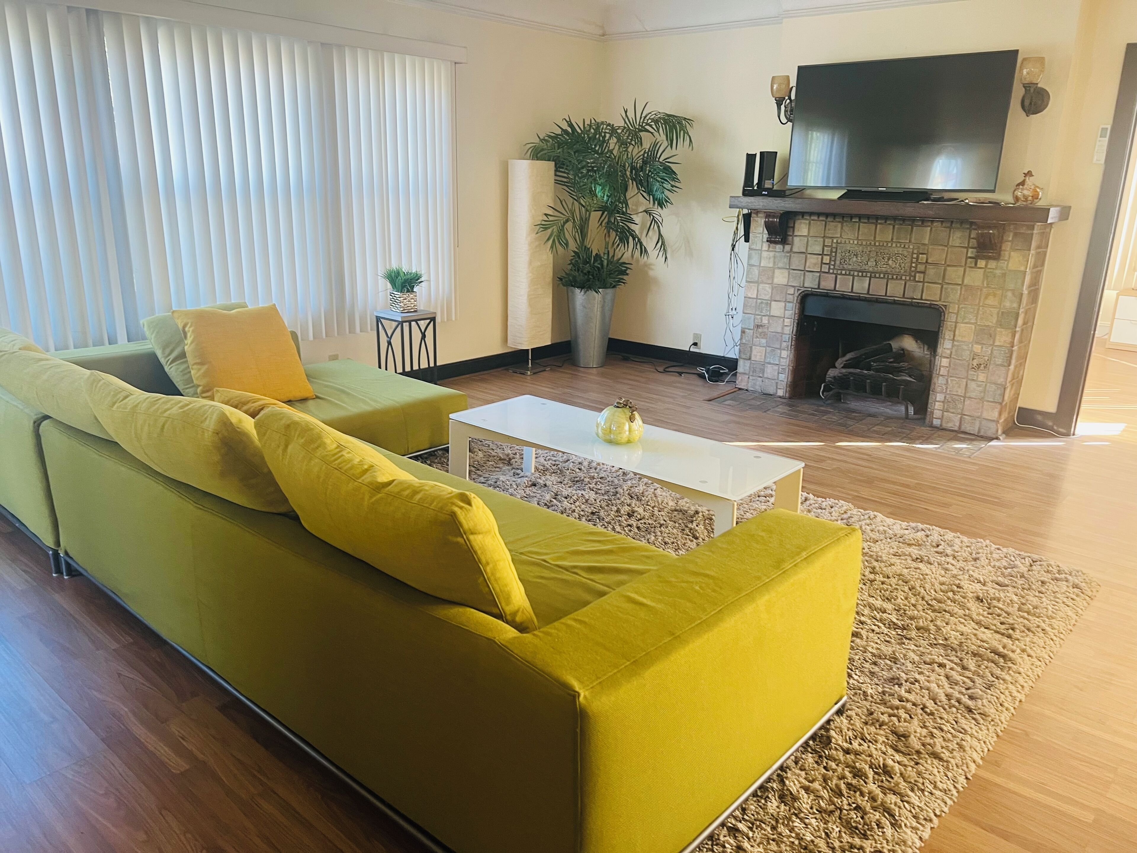 Larchmont Village stunning upper duplex lots of light 3bd 3ba personal Air units