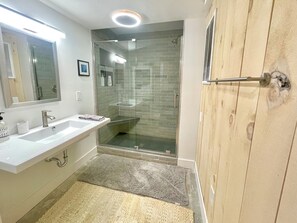 Dusche, Handtücher, Seife, Toilettenpapier