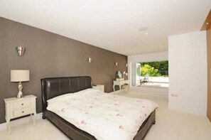 5 bedrooms, iron/ironing board, WiFi, bed sheets