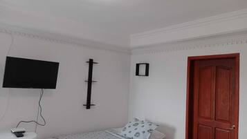 1 slaapkamer, een strijkplank/strijkijzer, gratis wifi, beddengoed