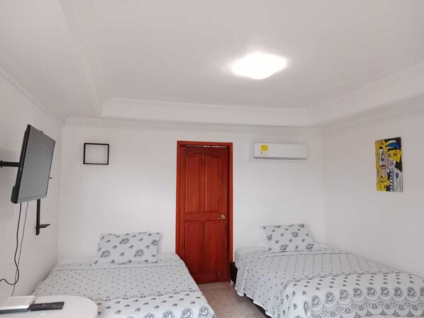 1 bedroom, iron/ironing board, free WiFi, bed sheets - Habitacion Extragrande Cerca al Parque Venezuela (Barranquilla)