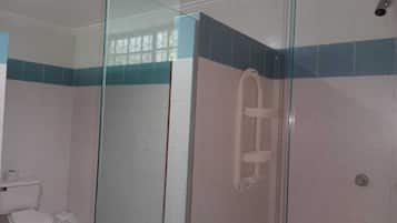 Regadera, bidet, toallas
