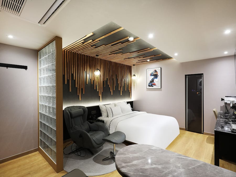 Premium Suite | Memory foam beds, free WiFi