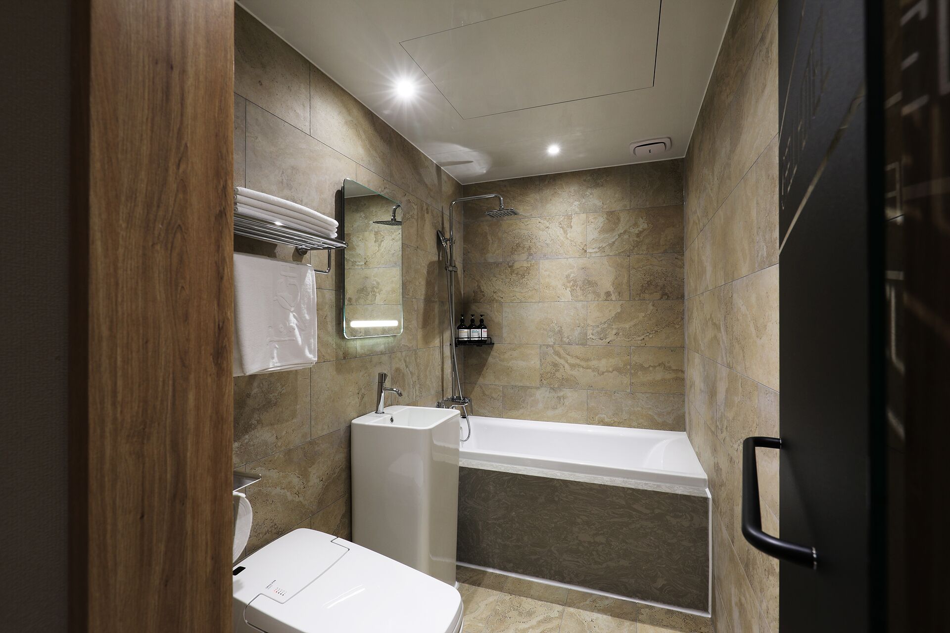 Un baño moderno con una bañera, un lavabo y un inodoro.