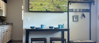 Cuddly Critters Cottage - Alpacas, Goats, Emu's and YOU!