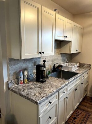 Kühlschrank, Mikrowelle, Wasserkocher mit Kaffee-/Teezubehör, Toaster