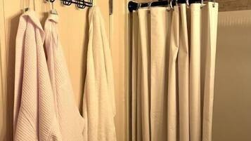 Ducha, secador de pelo, toallas, jabón