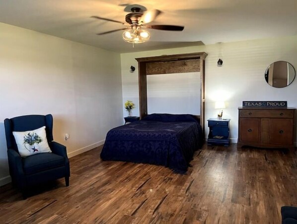 1 Schlafzimmer, Schreibtisch, Bügeleisen/Bügelbrett, Reisekinderbett