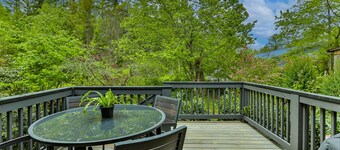 Mountain chic cottage in the center of Downtown Highlands!