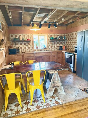 Refrigerador, horno, parrilla de estufa y cafetera y tetera 