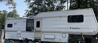 Stationary camper with electric & water