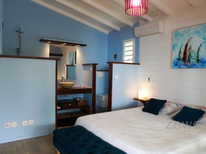 6 bedrooms, travel crib, WiFi, bed sheets