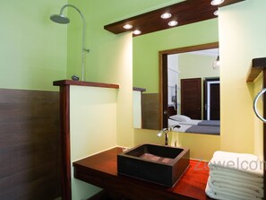 Dusj, hårføner og håndklær