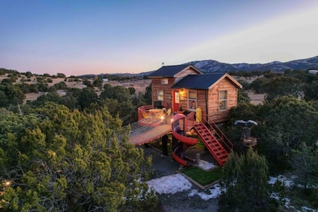 Exterior. Crow’s Nest Treehouse at El Místico Ranch