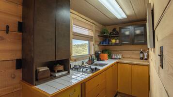 Refrigerador, parrilla de estufa, tetera eléctrica y tostadora